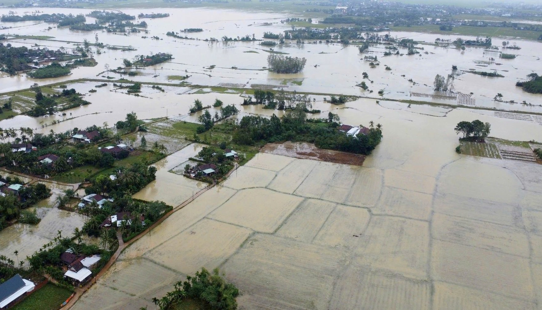 Mưa lũ tại Đắk Lắk nhấn chìm nhiều khu sản xuất nông nghiệp. Ảnh: Trần Thọ. Mưa lũ tại Đắk Lắk nhấn chìm nhiều khu sản xuất nông nghiệp. Ảnh: Trần Thọ.