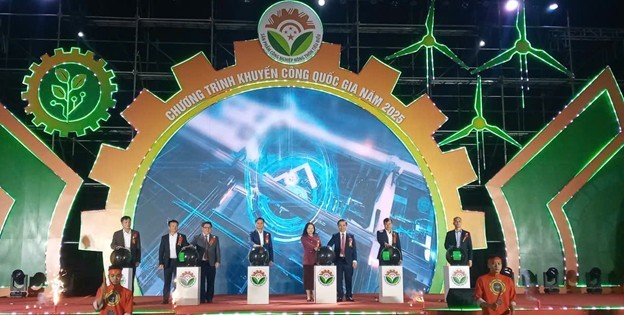 Các đại biểu tham dự thực hiện nghi thức khai mạc Hội chợ triển lãm Các đại biểu tham dự thực hiện nghi thức khai mạc Hội chợ triển lãm