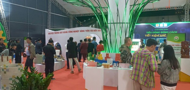 Khai mạc Hội chợ triển lãm hàng công nghiệp nông thôn 2025 Khai mạc Hội chợ triển lãm hàng công nghiệp nông thôn 2025