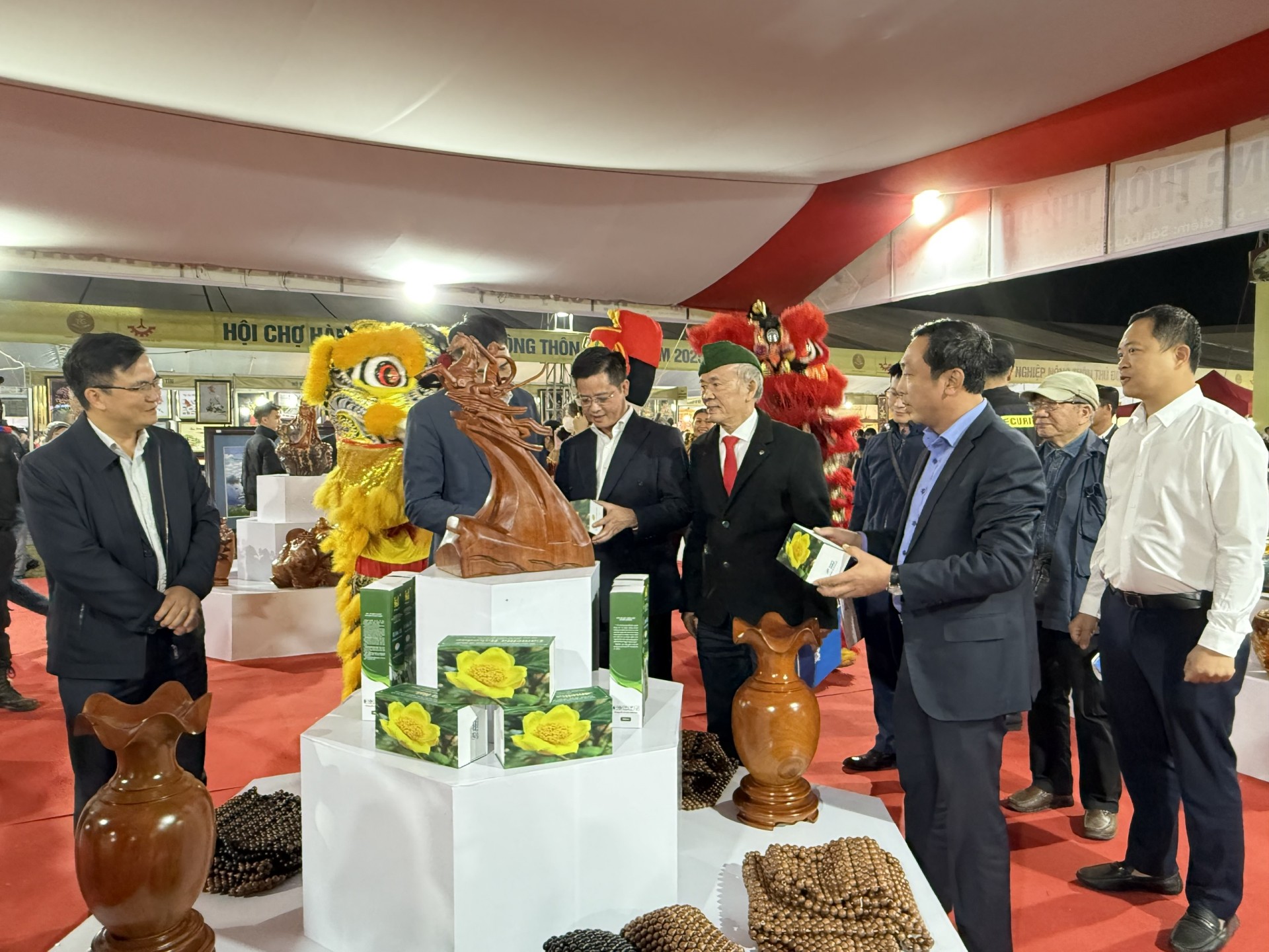 Các đại biểu tham quan khu trưng bày sản phẩm công nghiệp nông thôn tiêu biểu Các đại biểu tham quan khu trưng bày sản phẩm công nghiệp nông thôn tiêu biểu