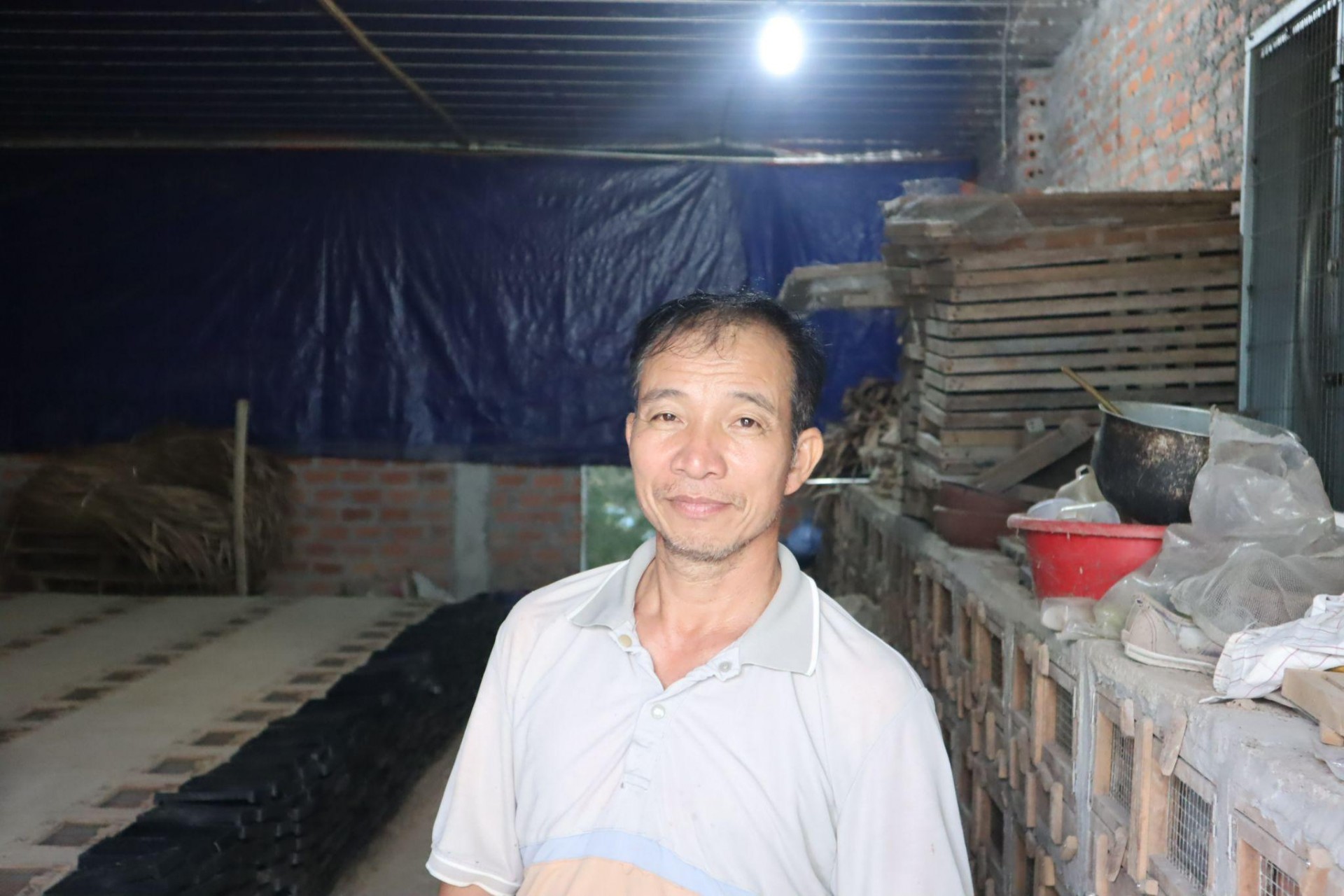 Người đàn ông nửa đời thuần rắn với đôi tay đặc biệt Người đàn ông nửa đời thuần rắn với đôi tay đặc biệt