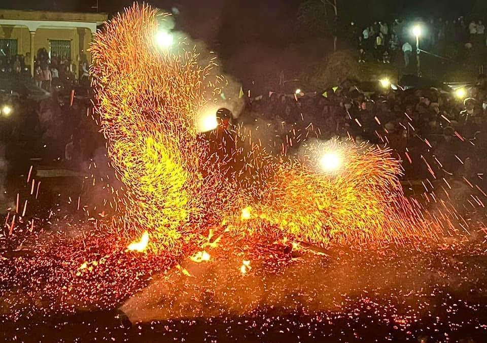 Về Tuyên Quang vui hội nhảy lửa độc đáo của người Pà Thẻn