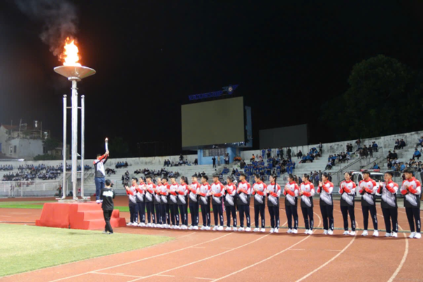 Các vận động viên thắp sáng đài lửa tại Đại hội