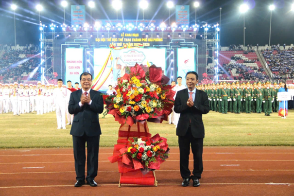 Đồng chí Hoàng Đạo Cương, Thứ trưởng Bộ Văn hóa, Thể thao và Du lịch tặng hoa chúc mừng Đại hội