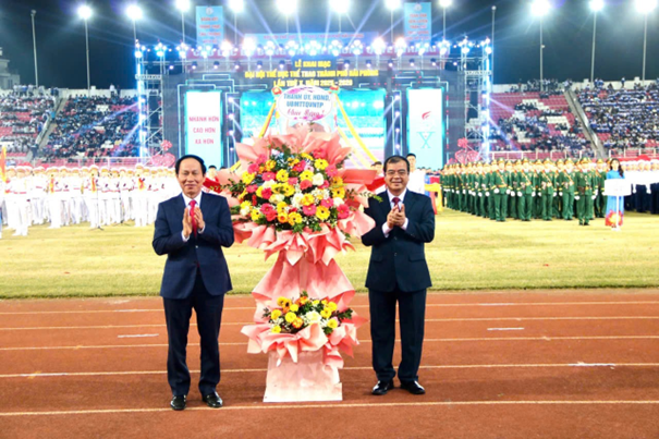 Đồng chí Lê Tiến Châu, Bí thư Thành ủy thành phố Hải Phòng tặng hoa chúc mừng Đại hội