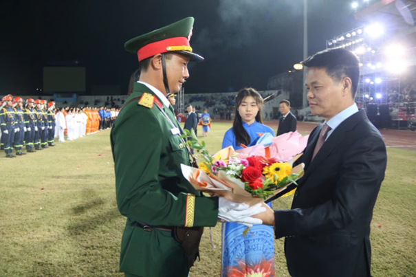 Đồng chí Lê Ngọc Châu, Chủ tịch UBND thành phố tặng hoa các lực lượng tham gia Đại hội