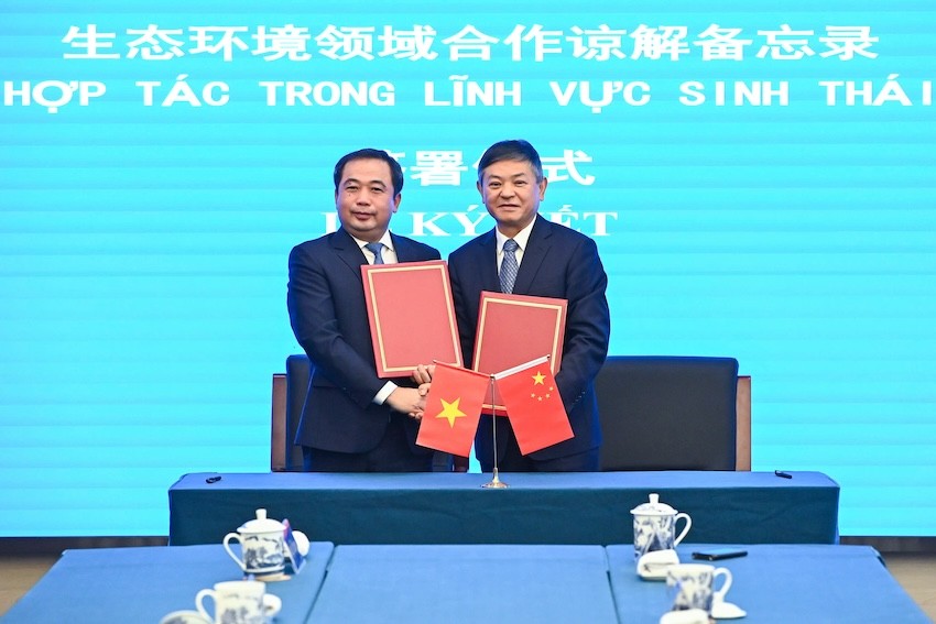 Cũng trong khuôn khổ buổi làm việc, Bộ trưởng Trần Đức Thắng và Bộ trưởng Hoàng Nhuận Thu đã ký Bản ghi nhớ (MOU) về Hợp tác trong các lĩnh vực sinh thái và môi trường giữa Bộ Sinh thái và Môi trường Trung Quốc với Bộ Nông nghiệp và Môi trường Việt Nam.