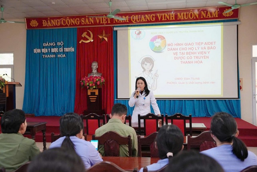Tập huấn AIDET cho đội ngũ hộ lý và bảo vệ nhằm nâng tầm chất lượng phục vụ người bệnh