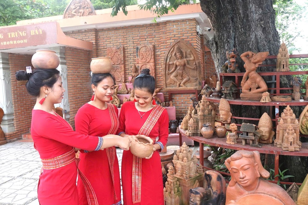 Hành trình gìn giữ làng nghề di sản Chăm Hành trình gìn giữ làng nghề di sản Chăm