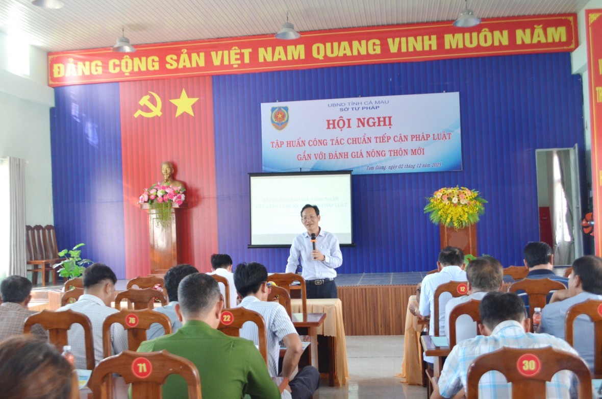 Báo cáo viên Sở Tư pháp Cà Mau, triển khai các quy định về đánh giá, công nhận xã đạt chuẩn tiếp cận pháp luật.