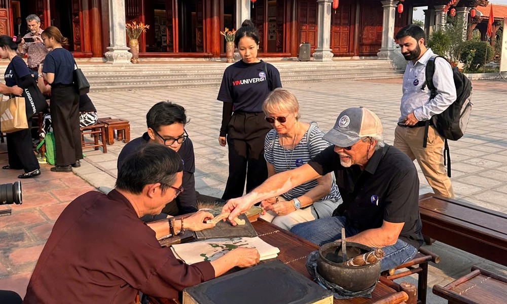 Đông Hồ trong mắt các nhà khoa học thế giới