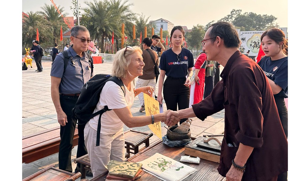 Đông Hồ trong mắt các nhà khoa học thế giới