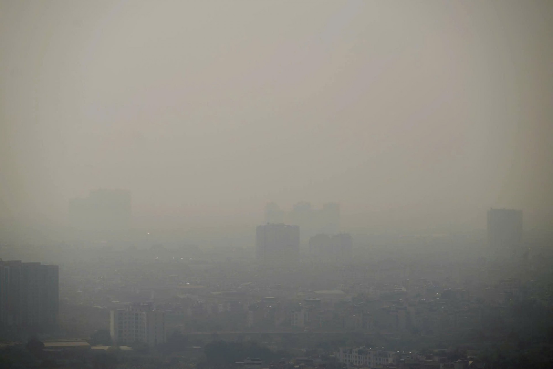 Bầu trời Hà Nội sáng hơn nhưng chỉ số ô nhiễm vẫn vượt ngưỡng khuyến cáo