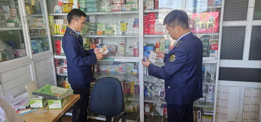 Đội Quản lý thị trường số 10 tăng cường kiểm tra, giám sát và xử lý vi phạm trong hoạt động kinh doanh thuốc tân dược