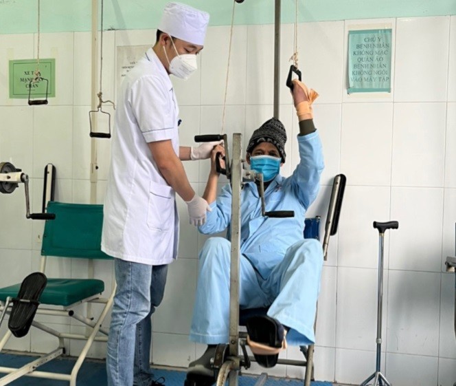 Các bác sĩ đang tập phục hồi chức năng cho bệnh nhân Các bác sĩ đang tập phục hồi chức năng cho bệnh nhân