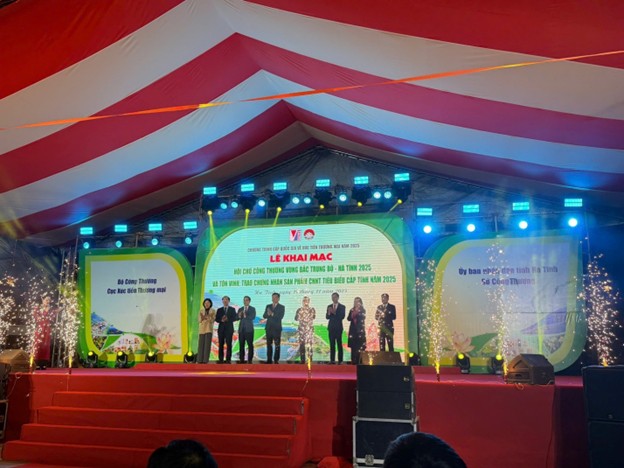 Đại diện lãnh đạo tỉnh Hà Tĩnh, Cục Xúc tiến thương mại thực hiện nghi thức khai mạc Hội chợ Đại diện lãnh đạo tỉnh Hà Tĩnh, Cục Xúc tiến thương mại thực hiện nghi thức khai mạc Hội chợ