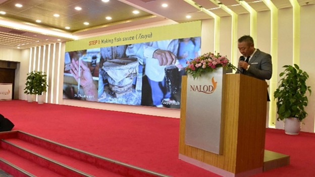 GS. Go Matsumoto (Đại học Yamagata, Nhật Bản) trình bày báo cáo về nước mắm và thực phẩm lên men từ góc nhìn “mạng lưới động” giữa con người, vi sinh vật và môi trường GS. Go Matsumoto (Đại học Yamagata, Nhật Bản) trình bày báo cáo về nước mắm và thực phẩm lên men từ góc nhìn “mạng lưới động” giữa con người, vi sinh vật và môi trường