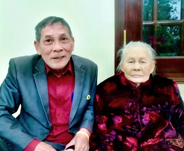 Ông Nguyễn Trọng Đương, Chủ tịch Hội Người khuyết tật xã Quảng Oai và cụ Nguyễn Thị Cầm. Ông Nguyễn Trọng Đương, Chủ tịch Hội Người khuyết tật xã Quảng Oai và cụ Nguyễn Thị Cầm.