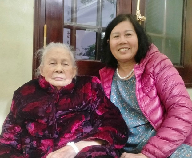 Cụ Nguyễn Thị Cầm và chị Nguyễn Thị Khang, con gái thứ hai của cụ Cụ Nguyễn Thị Cầm và chị Nguyễn Thị Khang, con gái thứ hai của cụ