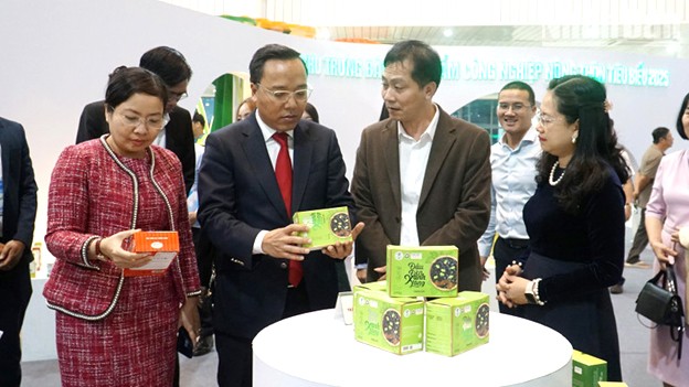 Đại biểu tham quan, tìm hiểu sản phẩm tại triển lãm. Ảnh báo Nhân dân Đại biểu tham quan, tìm hiểu sản phẩm tại triển lãm. Ảnh báo Nhân dân