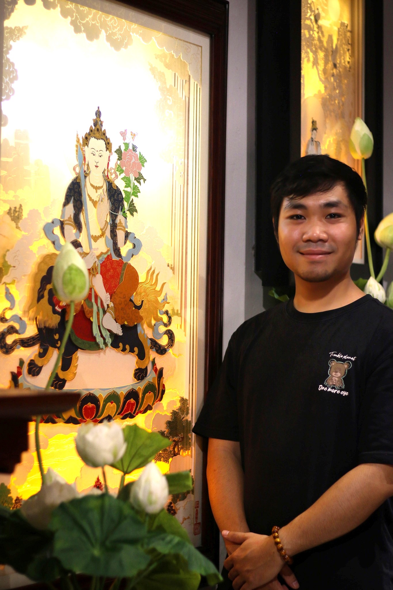 Anh Nguyễn Duy Duy bên cạnh tác phẩm của mình. Anh Nguyễn Duy Duy bên cạnh tác phẩm của mình.