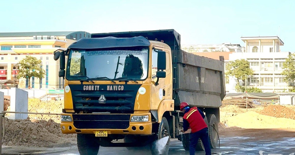 Xịt rửa xe vận chuyển vật liệu xây dựng trước khi lưu thông.