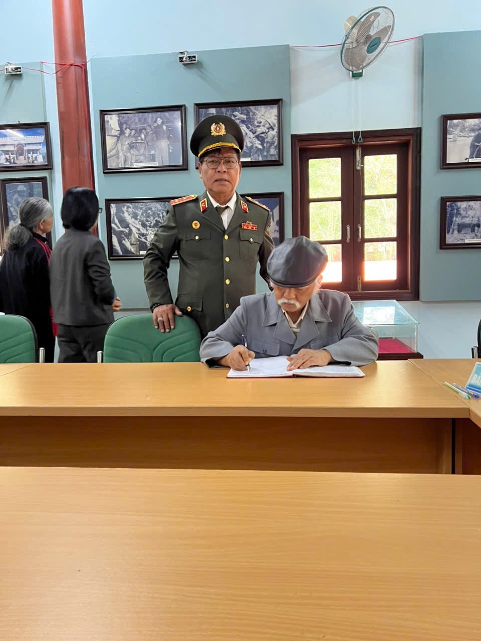 Ghi sổ lưu niệm tại không gian trưng bày – lịch sử được ghi lại để tiếp tục soi đường cho hiện tại. Ghi sổ lưu niệm tại không gian trưng bày – lịch sử được ghi lại để tiếp tục soi đường cho hiện tại.