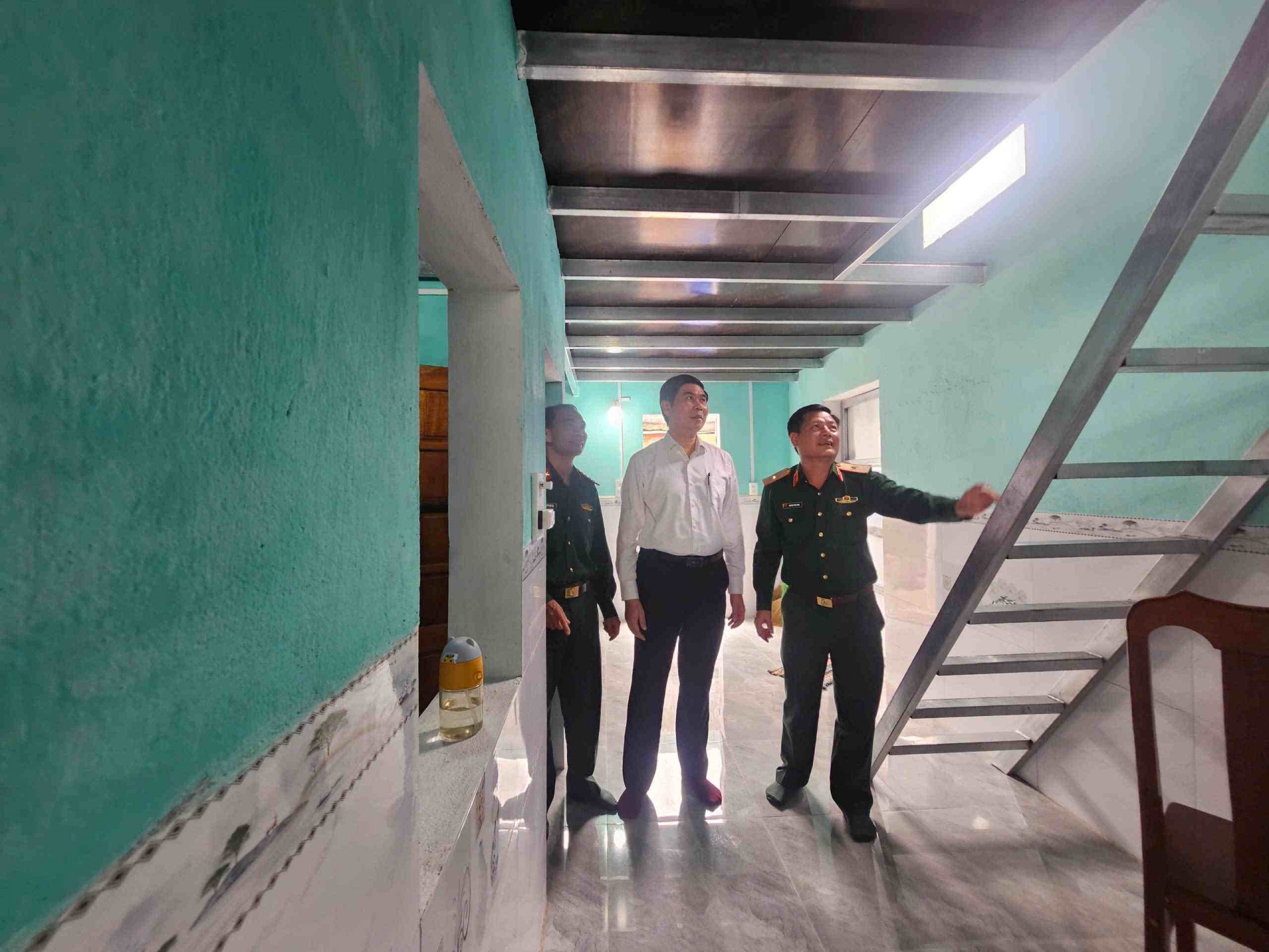 Bàn giao ngôi nhà đầu tiên trong “Chiến dịch Quang Trung” thần tốc tại Gia Lai Bàn giao ngôi nhà đầu tiên trong “Chiến dịch Quang Trung” thần tốc tại Gia Lai