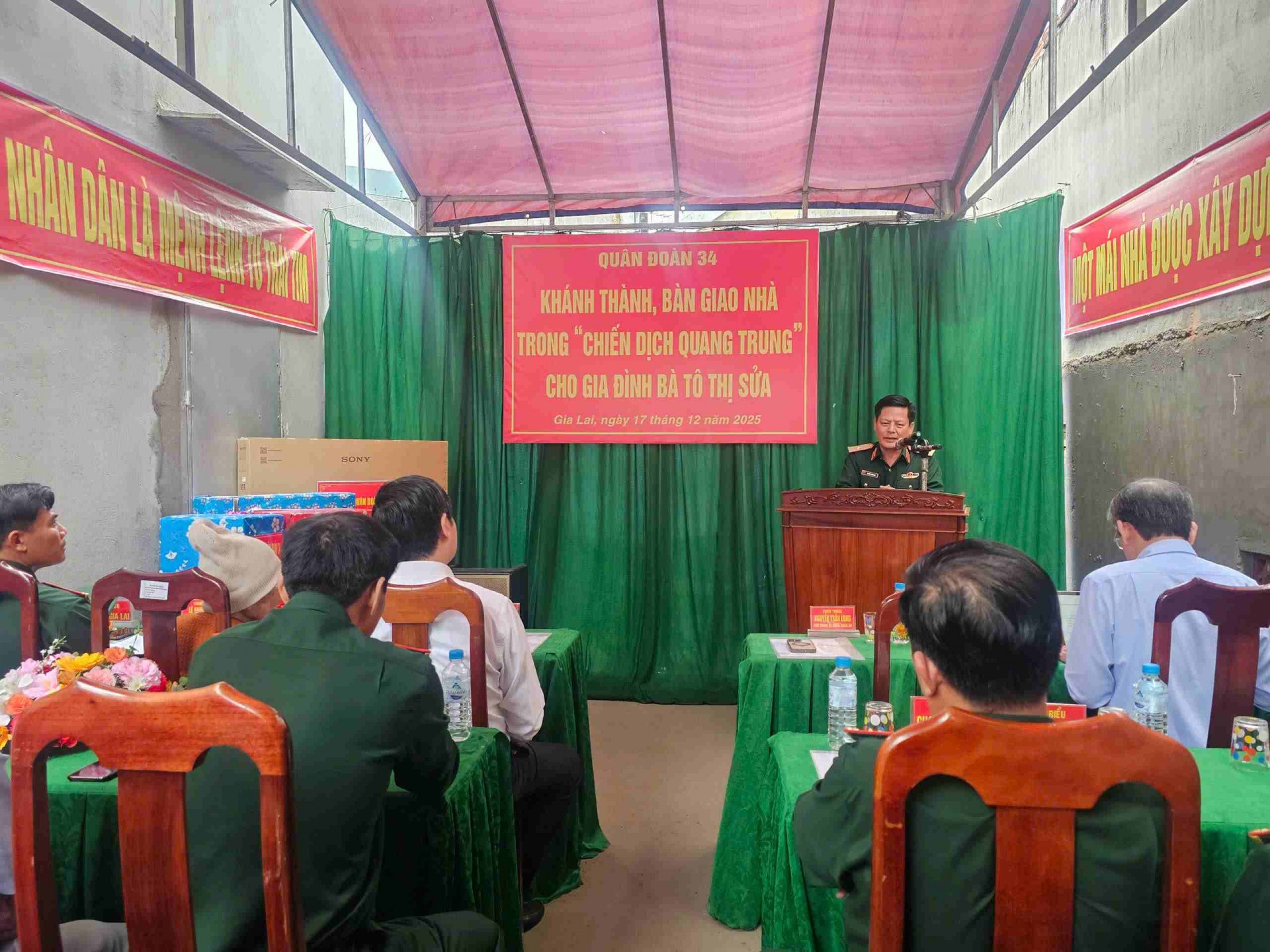 Bàn giao ngôi nhà đầu tiên trong “Chiến dịch Quang Trung” thần tốc tại Gia Lai Bàn giao ngôi nhà đầu tiên trong “Chiến dịch Quang Trung” thần tốc tại Gia Lai