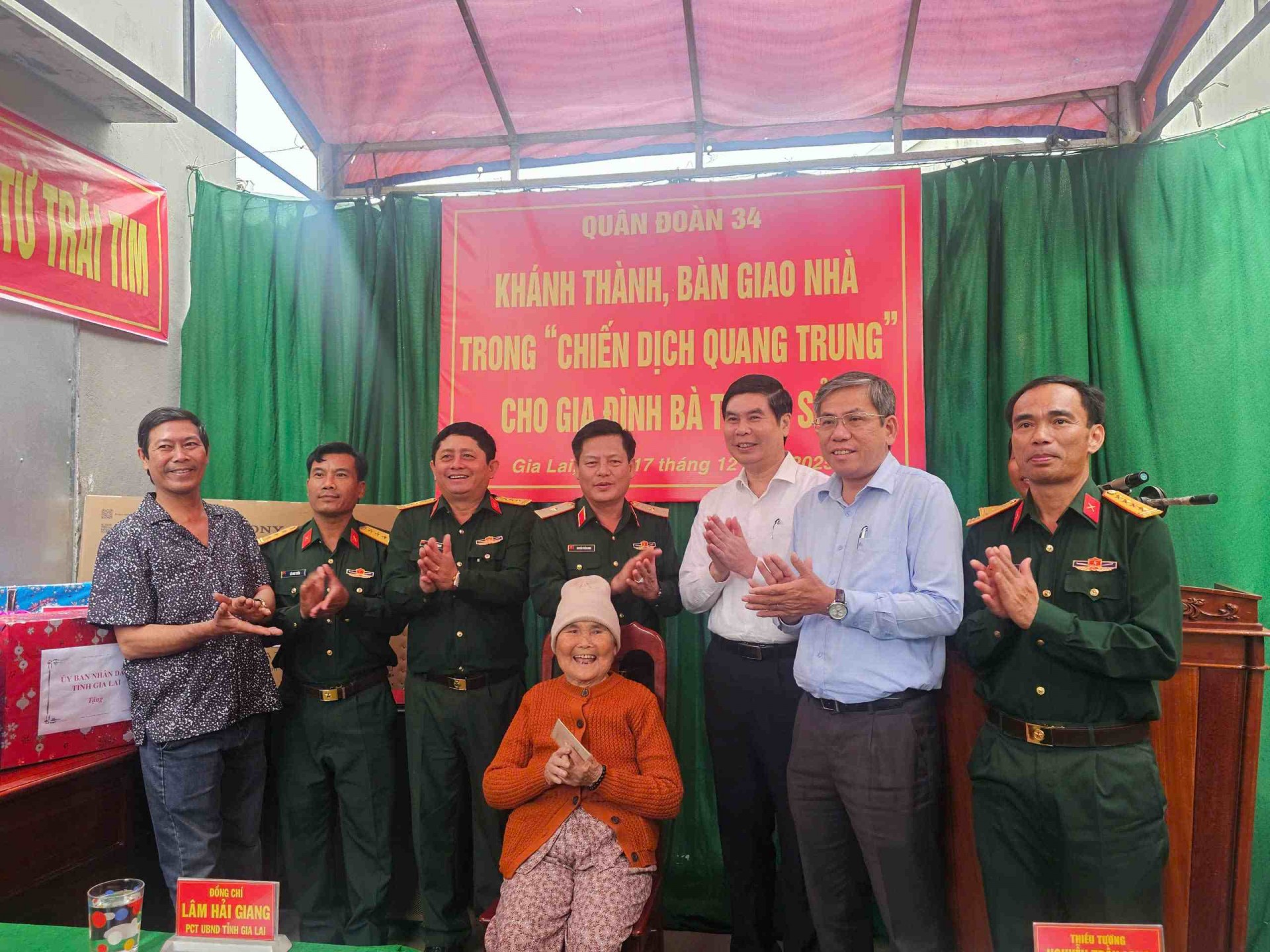 Bàn giao ngôi nhà đầu tiên trong “Chiến dịch Quang Trung” thần tốc tại Gia Lai Bàn giao ngôi nhà đầu tiên trong “Chiến dịch Quang Trung” thần tốc tại Gia Lai