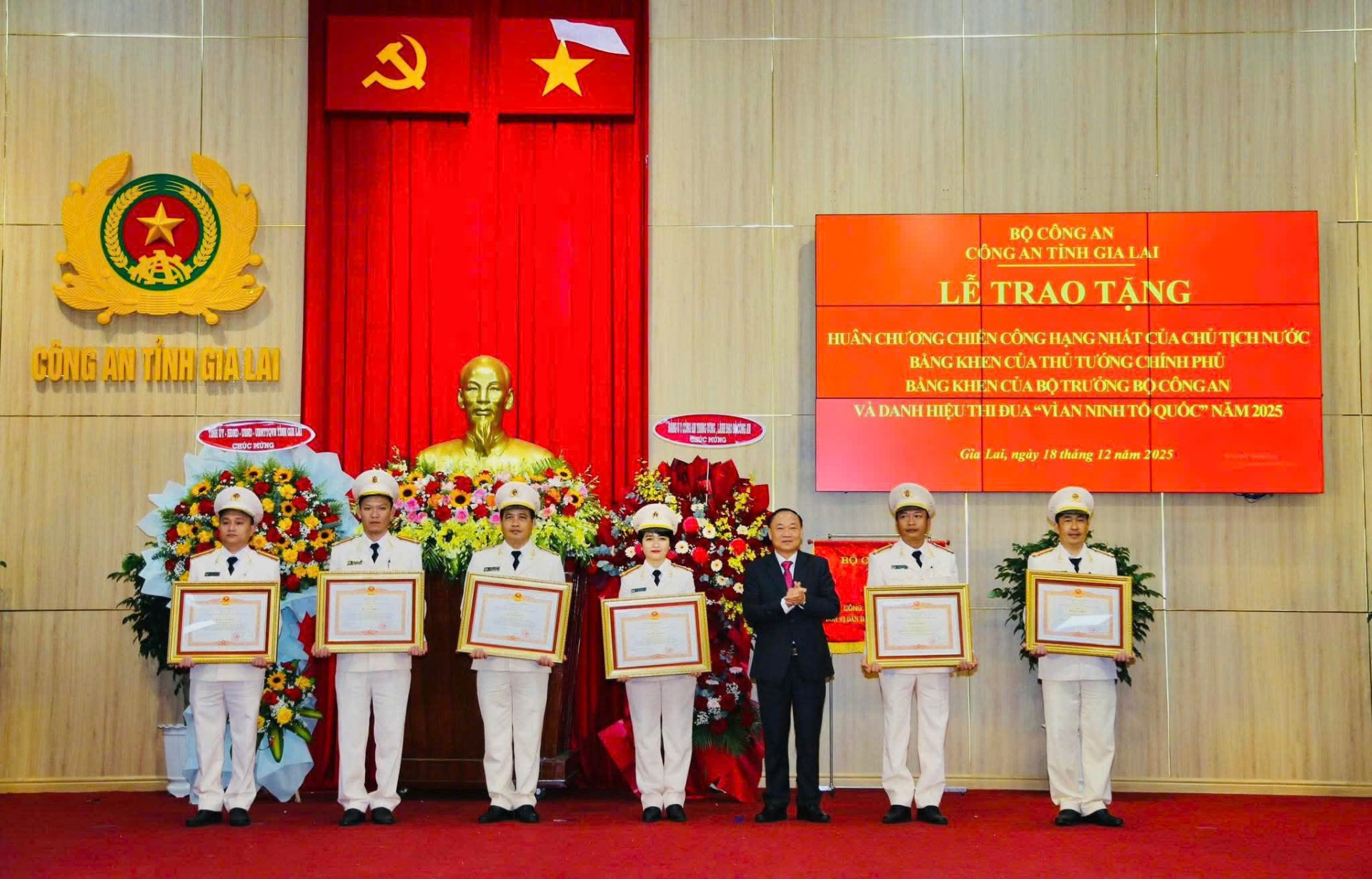 Công an tỉnh Gia Lai tô thắm hình ảnh người chiến sĩ vì Nhân dân phục vụ Công an tỉnh Gia Lai tô thắm hình ảnh người chiến sĩ vì Nhân dân phục vụ