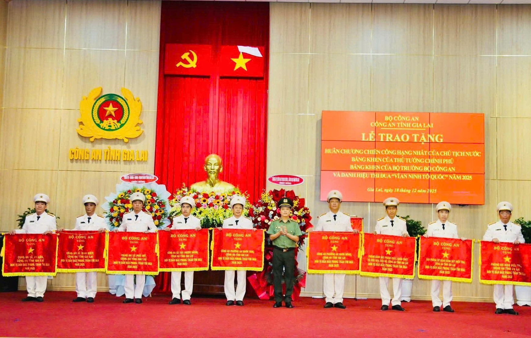 Công an tỉnh Gia Lai tô thắm hình ảnh người chiến sĩ vì Nhân dân phục vụ Công an tỉnh Gia Lai tô thắm hình ảnh người chiến sĩ vì Nhân dân phục vụ