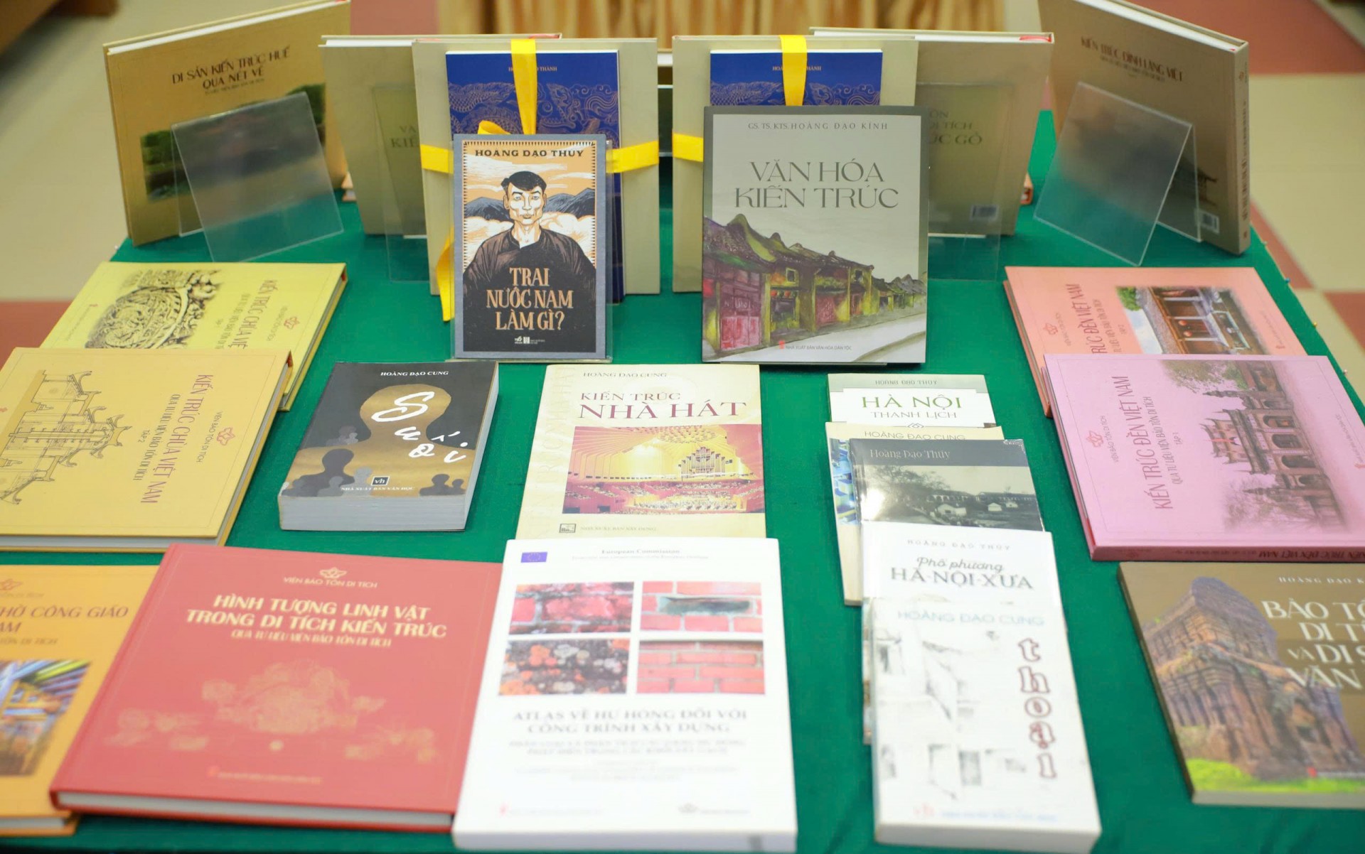 Ra mắt hai công trình chuyên khảo về lịch sử và bảo tồn di sản kiến trúc gỗ Việt Nam