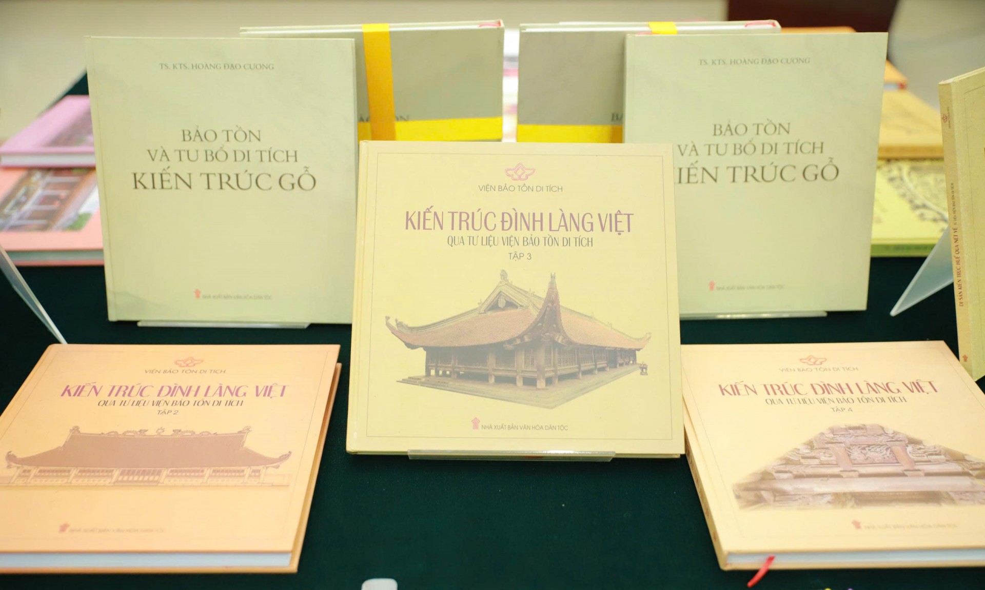 Ra mắt hai công trình chuyên khảo về lịch sử và bảo tồn di sản kiến trúc gỗ Việt Nam