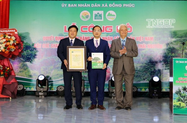 Đại diện lãnh đạo xã Đồng Phúc đón nhận Bằng công nhận cây Di sản Việt Nam - Cây chè Shan tuyết Bằng Phúc