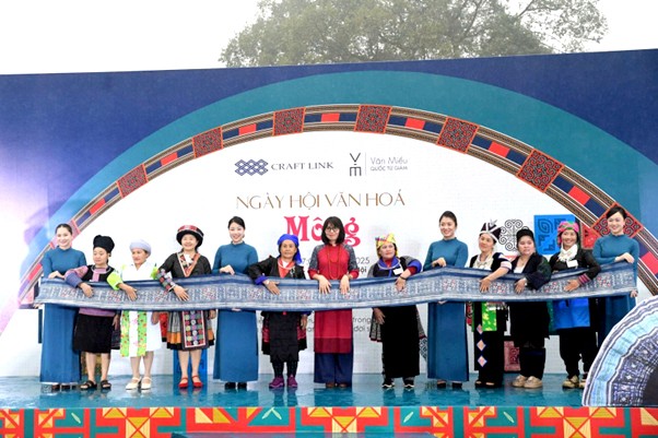 Bà Trần Tuyết Lan, Giám đốc doanh nghiệp xã hội Craft Link (áo đỏ) và các nghệ nhân thực hiện nghi thức Ngày hội văn hoá - Tôn vinh bản sắc văn hóa, nghề thủ công truyền thống của người Mông