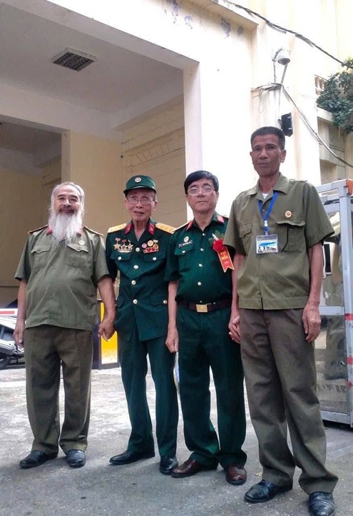 Cựu chiến binh- thương binh Đàm Văn Đức và các CCB dự CLB thơ Dấu chân Người lính tại Hà Nội. Cựu chiến binh- thương binh Đàm Văn Đức và các CCB dự CLB thơ Dấu chân Người lính tại Hà Nội.