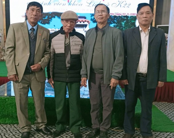 Cựu chiến binh- thương binh Đàm Văn Đức và bạn học -Cựu sinh viên K22, Đại học Tổng hợp Hà Nội. Cựu chiến binh- thương binh Đàm Văn Đức và bạn học -Cựu sinh viên K22, Đại học Tổng hợp Hà Nội.