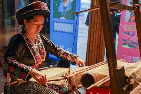 ngay hoi van hoa ton vinh ban sac van hoa nghe thu cong truyen thong cua nguoi mong