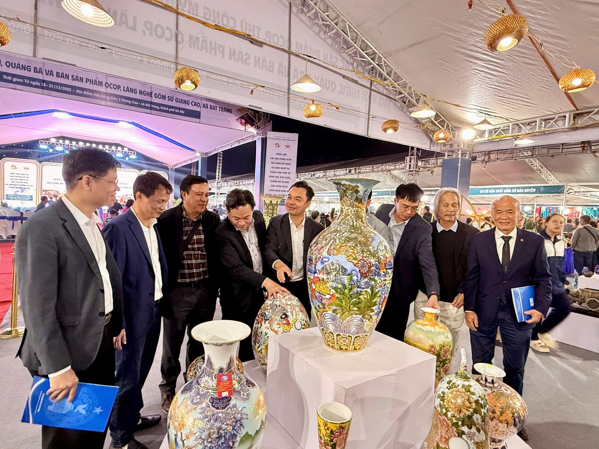 Bát Tràng phát huy giá trị làng nghề, kết nối OCOP với phát triển du lịch Thủ đô