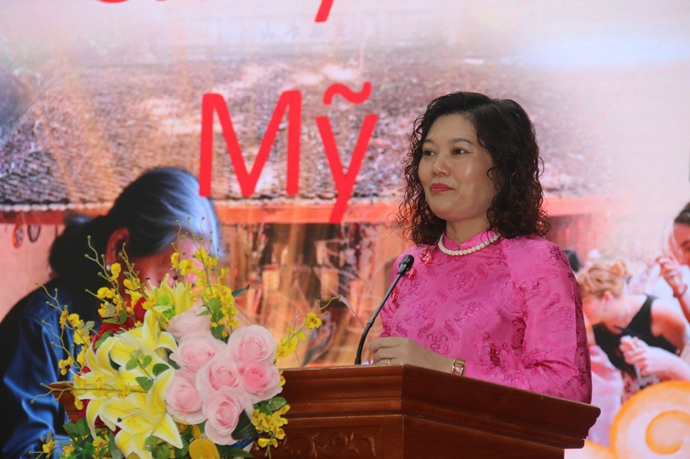 Phó Chủ tịch UBND xã Chuyên Mỹ Nguyễn Thị Thuỳ Hương phát biểu tại hội thảo