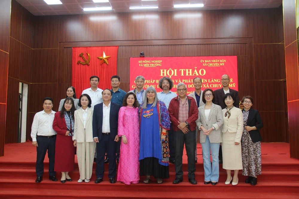 Các đại biểu chụp ảnh lưu niệm tại Hội thảo