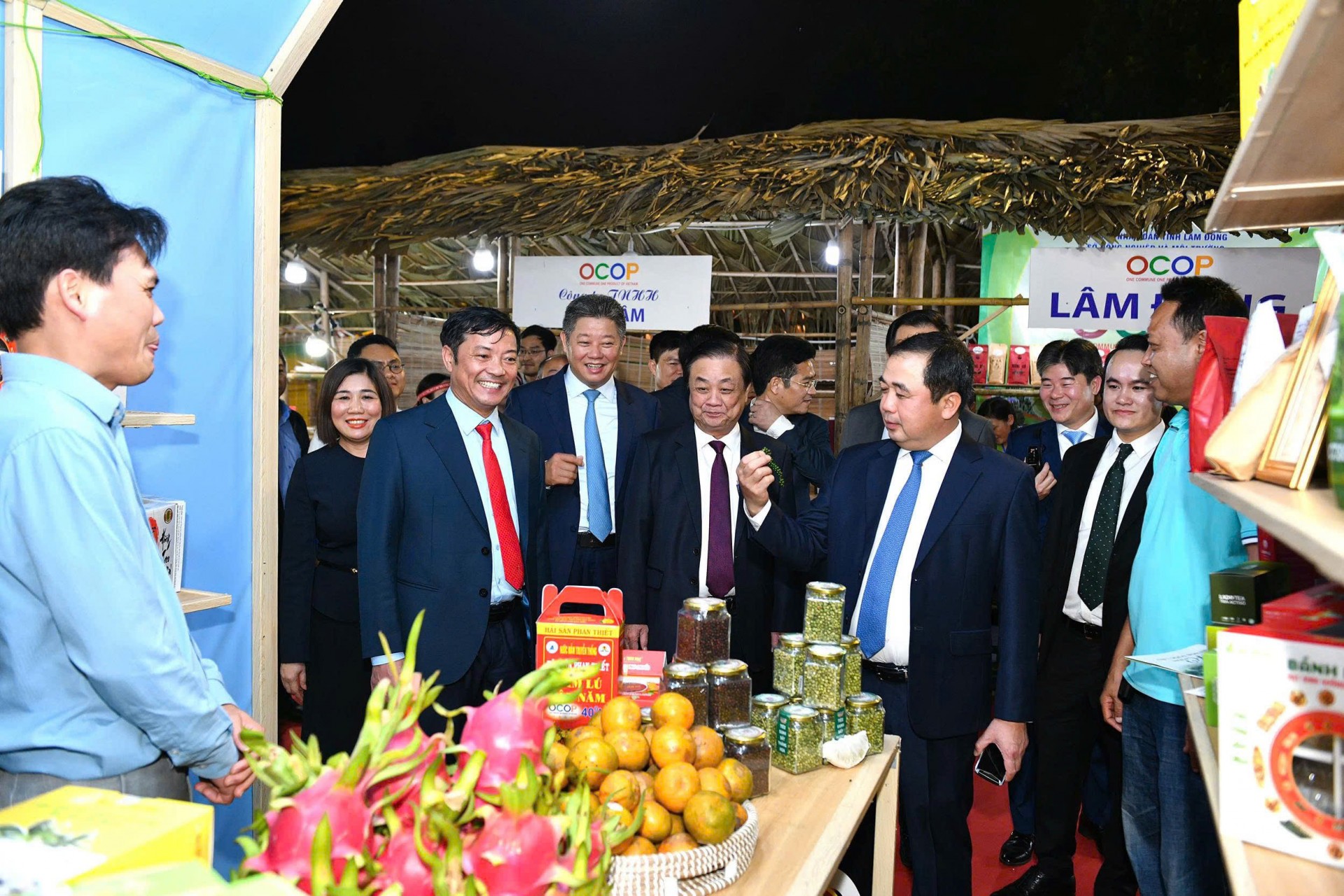 Các Đại biểu đi thăm các gian hàng trong 