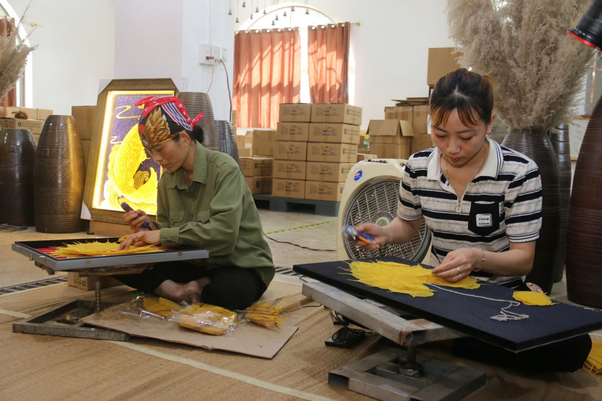 Tận dụng nguồn lá bồ đề sẵn có, HTX đã quy tụ nhiều nghệ nhân để chế tác nên các sản phẩm nghệ thuật độc đáo từ lá bồ đề, biến nguyên liệu tưởng chừng giản dị thành những tác phẩm mang giá trị văn hóa và tinh thần đặc sắc.