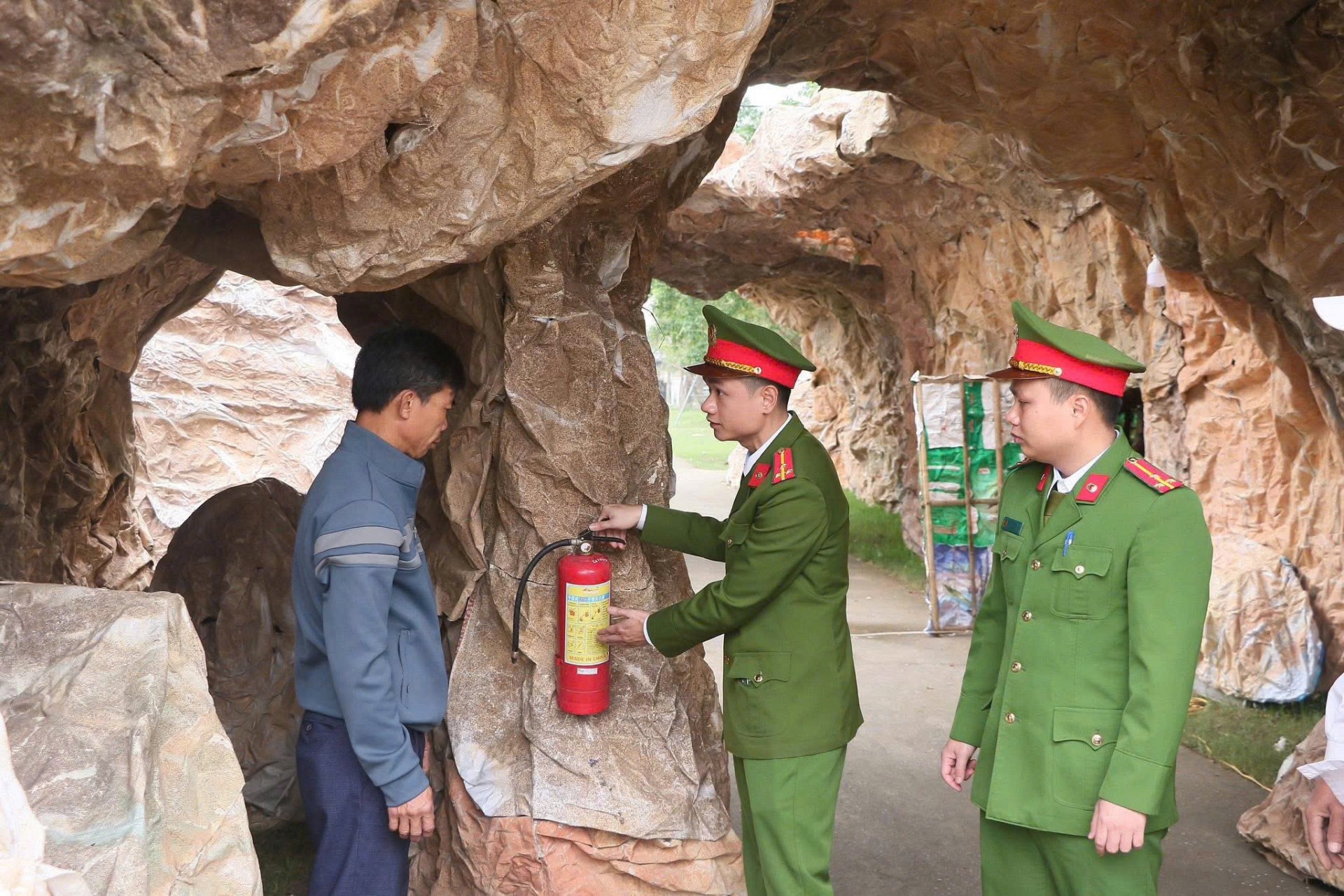 Đảm bảo an toàn phòng cháy chữa cháy trong dịp lễ Giáng sinh Đảm bảo an toàn phòng cháy chữa cháy trong dịp lễ Giáng sinh