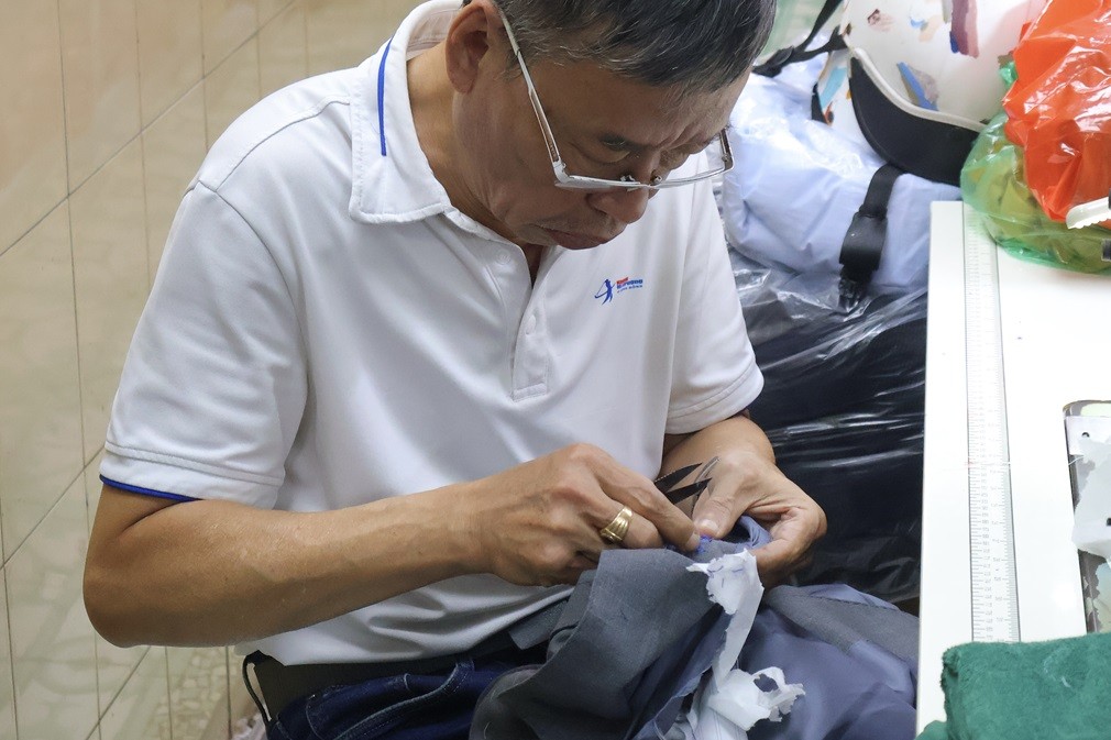 Một đời thổi hồn vào nghề thêu giữa lòng phố cổ