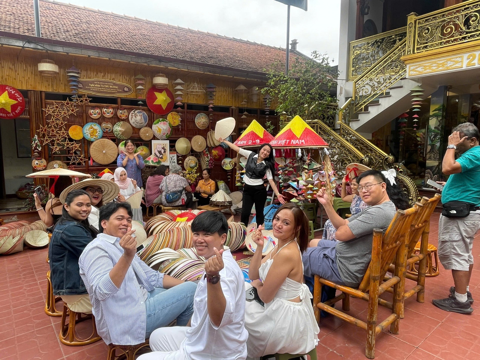 Xã Thanh Oai nổi tiếng với nhiều sản phẩm làng nghề độc đáo như nón lá làng Chuông. Xã Thanh Oai nổi tiếng với nhiều sản phẩm làng nghề độc đáo như nón lá làng Chuông.