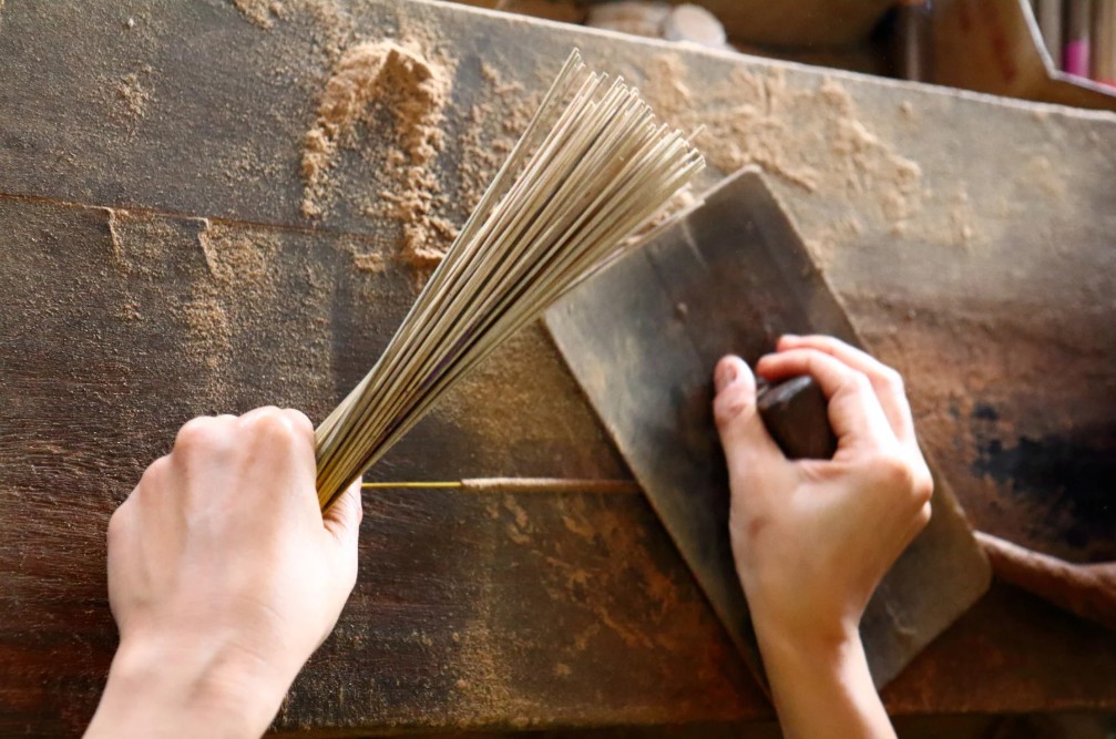 Gìn giữ nghề làm hương Tày ở Pác Nghè Gìn giữ nghề làm hương Tày ở Pác Nghè