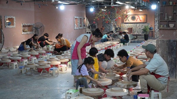 Làng gốm Bát Tràng chuyển mình nhờ chuyển đổi số