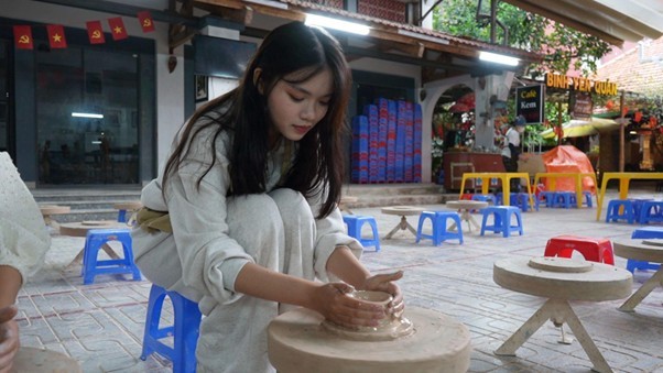 Hoạt động làm gốm mang đến nhiều trải nghiệm thú vị cho các bạn trẻ.